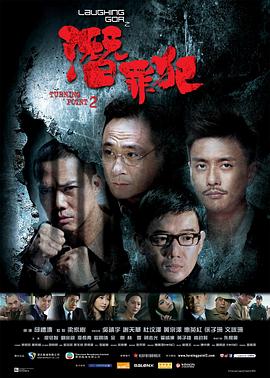 祝小满站在贴满日历页的旧墙前